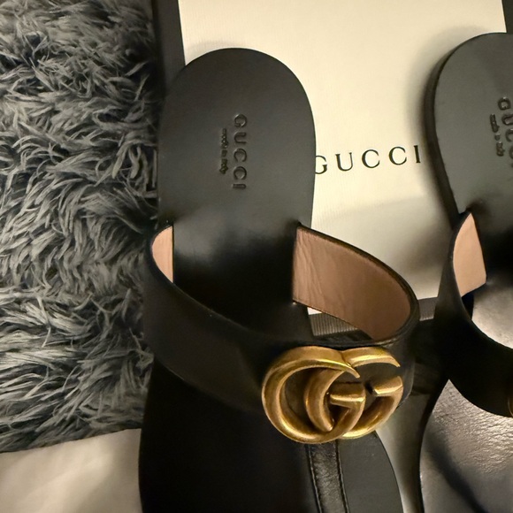 Gucci Black Leather Sandals with Gold Emblem - Picture 3 of 16